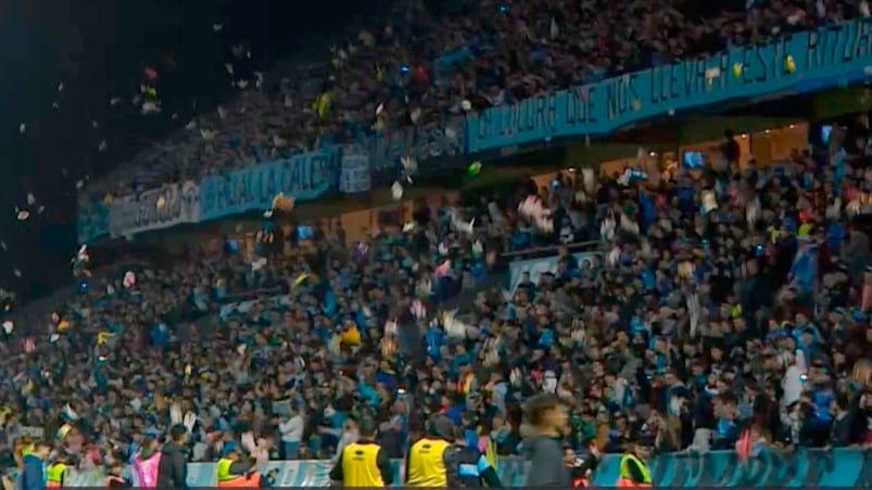 Lluvia de peluches en el entretiempo de Belgrano vs. Estudiantes.