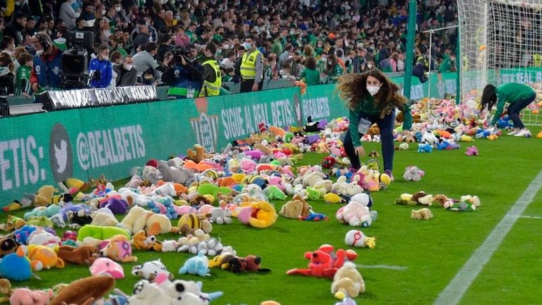 Lluvia de peluches, la iniciativa del Betis de España que adoptó Belgrano para el Día del Niño.