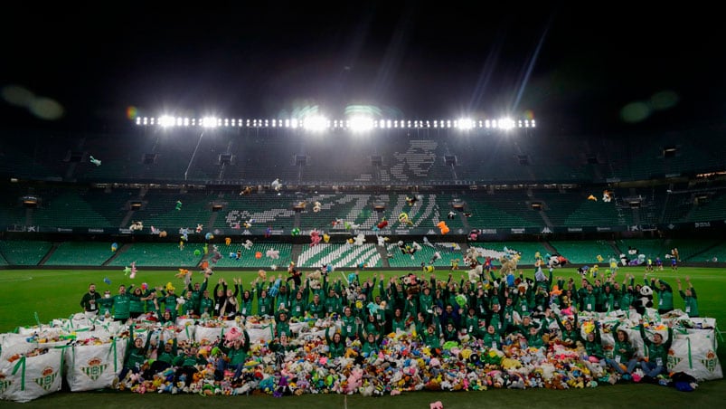 Lluvia de peluches solidaria en el Betis.