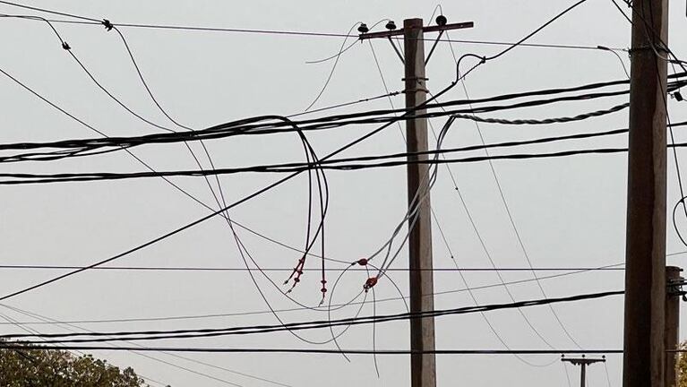 Lluvia intensa en Córdoba: un rayo derribó un poste y provocó cortes de luz