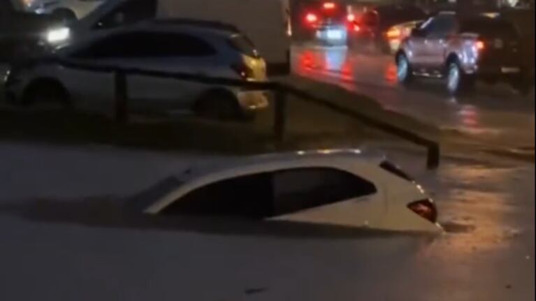 Lluvias en la costa argentina: autos hundidos bajo el agua en Pinamar