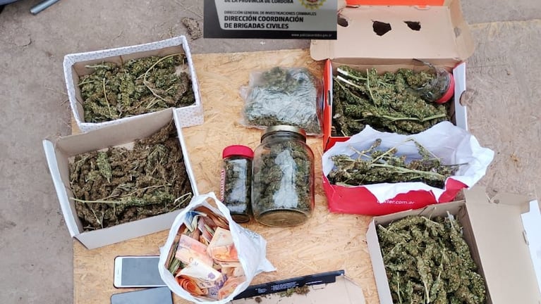 Lo allanaron por amenazas y le encontraron 1.5 kilos de marihuana y casi $4 millones: fue detenido