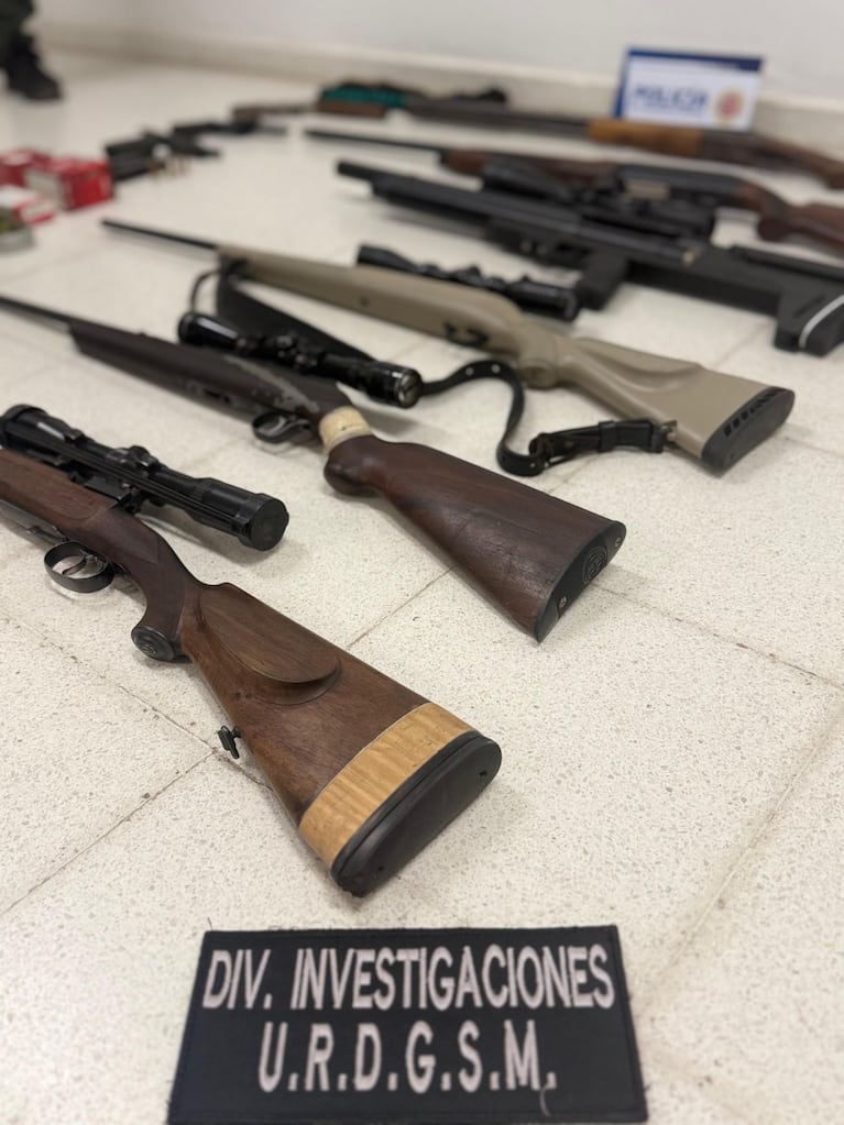 Lo allanaron por una causa de robo y amenazas y le descubrieron un arsenal: las fotos