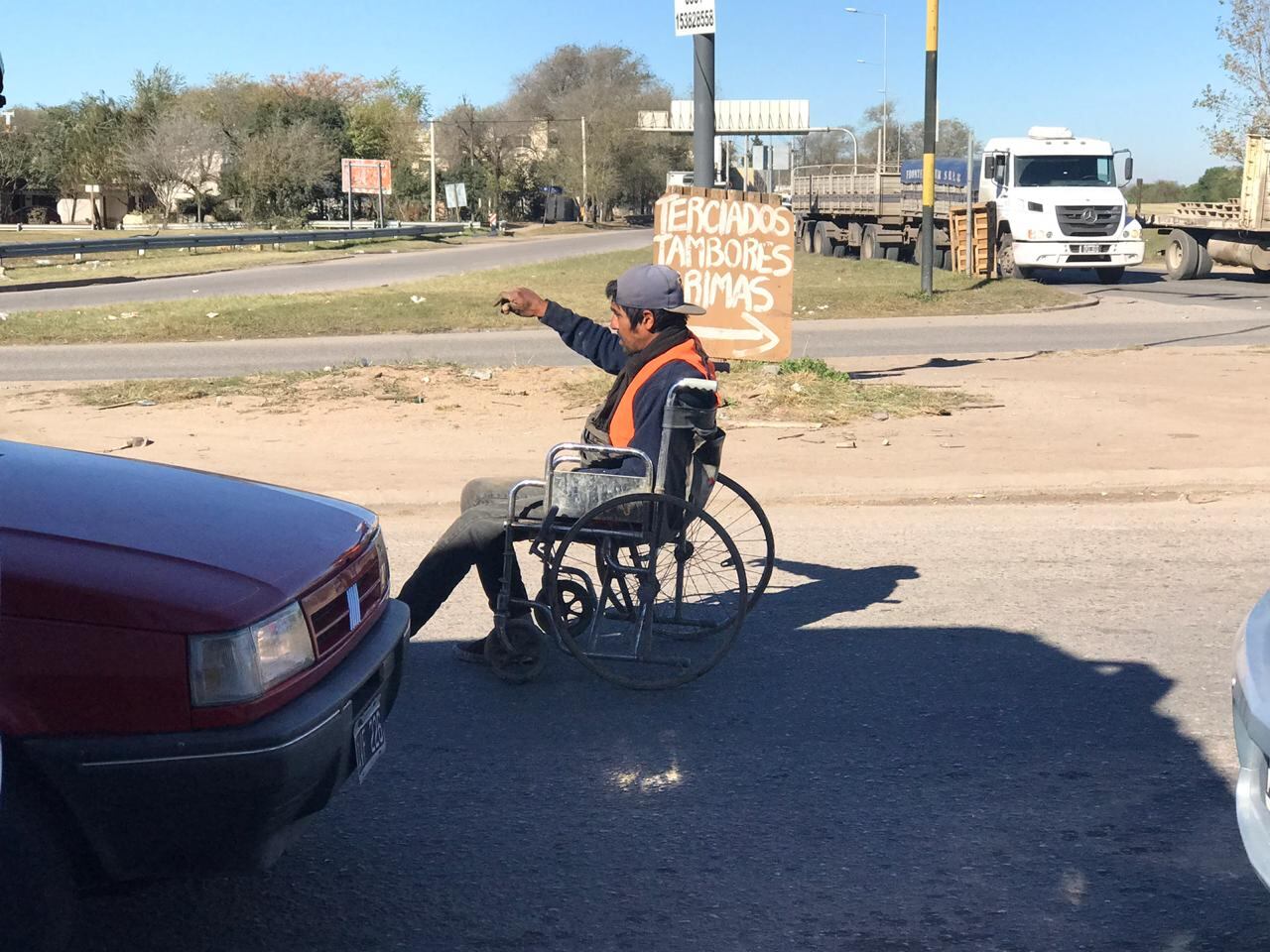 Lo atropellaron dos veces, lo dejaron abandonado y necesita una silla de ruedas. 