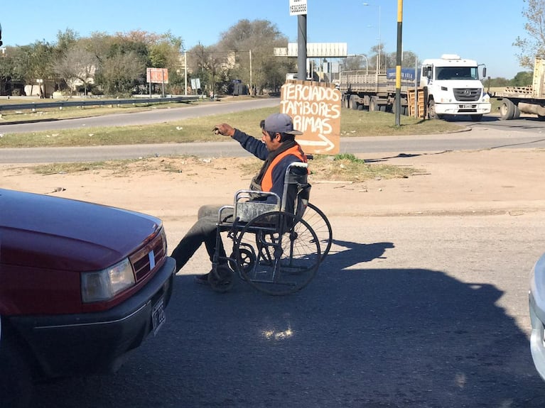 Lo atropellaron dos veces, lo dejaron abandonado y necesita una silla de ruedas. 