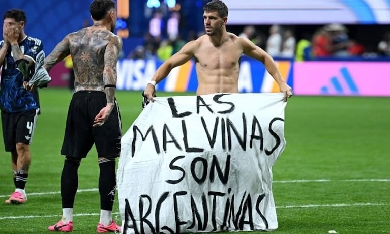 Lo Celso mostró la Bandera tras el triunfo contra Inglaterra.