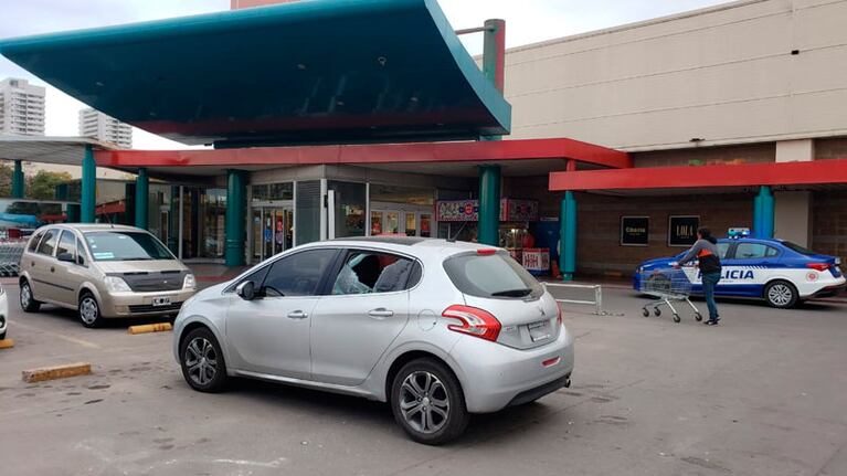 Lo dejaron maniatado en el baúl de su Peugeot 208 en la playa de estacionamiento del Libertad de Bº General Paz.