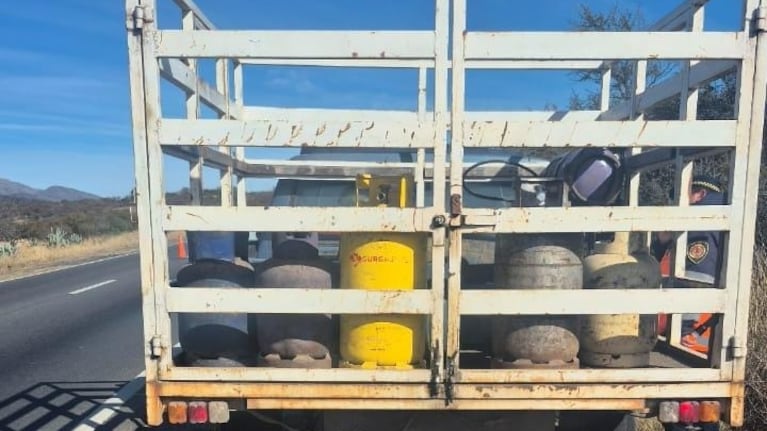 Lo detuvieron en Córdoba por adaptar su camioneta con garrafas como si fueran tubos de GNC