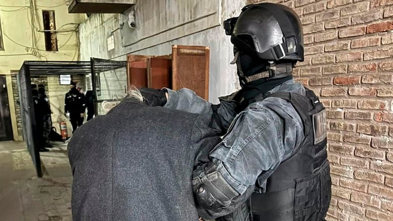 Lo detuvieron por vender droga al frente de un polideportivo en San Francisco.