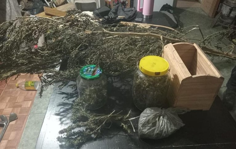 Lo detuvieron tras robar una parroquia cordobesa: tenía drogas, rifles y decenas de cuchillos