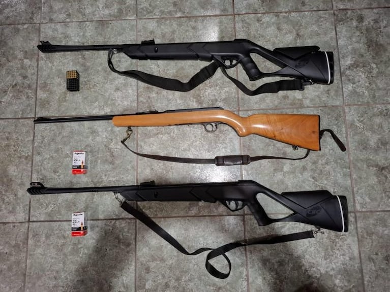 Lo detuvieron tras robar una parroquia cordobesa: tenía drogas, rifles y decenas de cuchillos
