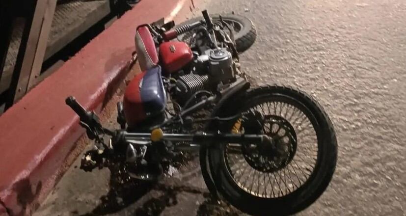Lo encontraron muerto junto a su moto y creen que tuvo un accidente: investigan si intervino otro auto