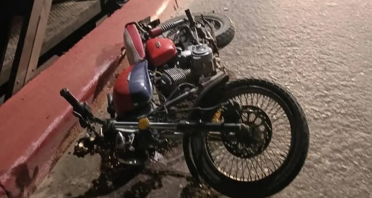 Lo encontraron muerto junto a su moto y creen que tuvo un accidente: investigan si intervino otro auto