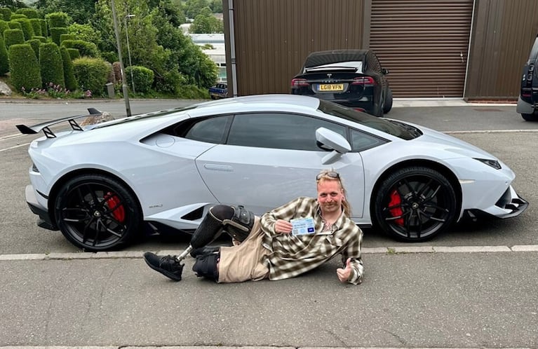 Lo escracharon por dejar su Lamborghini en un sector especial y dejó a todos sin palabras