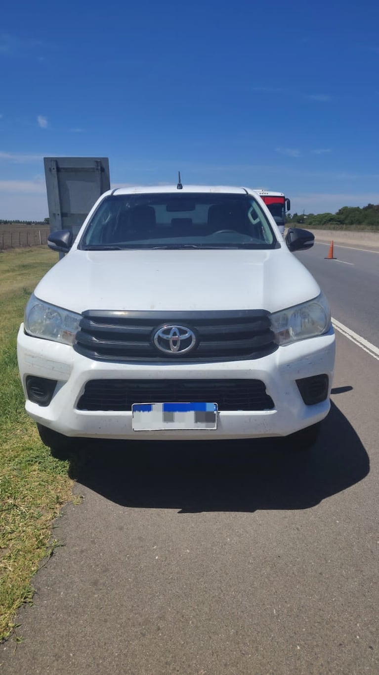 Lo frenaron por la velocidad y al revisarlo le encontraron más de 100 dosis de variadas drogas