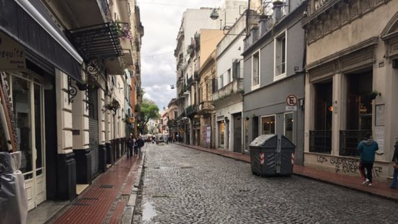 Lo mató por querer robarle y le dejó un cuchillo clavado. 