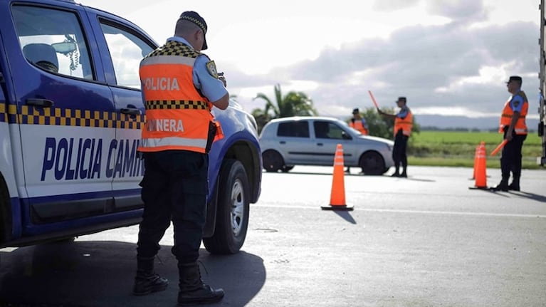 Lo multaron en un control de Policía Caminera por circular solo con carnet digital.