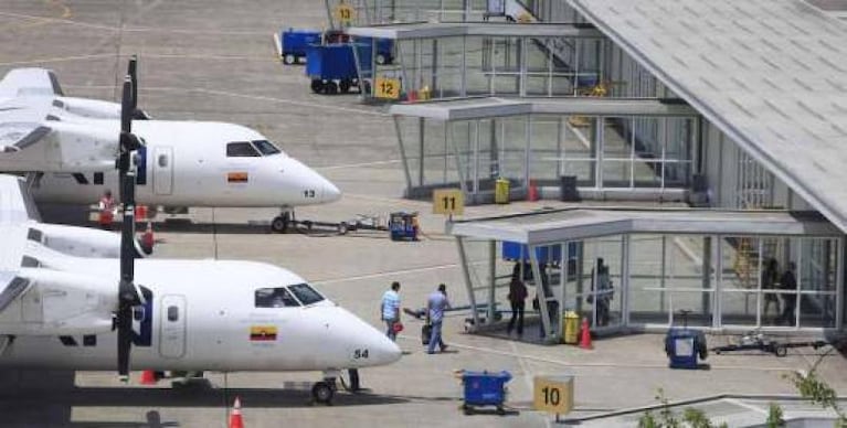 Lo pescó con su amante y armó un escándalo en el aeropuerto