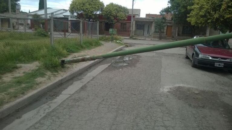 Lo que el fuerte viento dejó en Córdoba: postes caídos