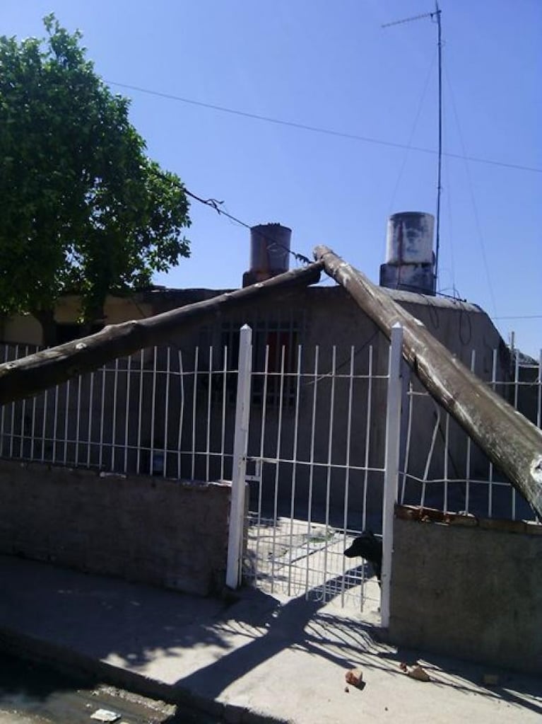 Lo que el fuerte viento dejó en Córdoba: postes caídos