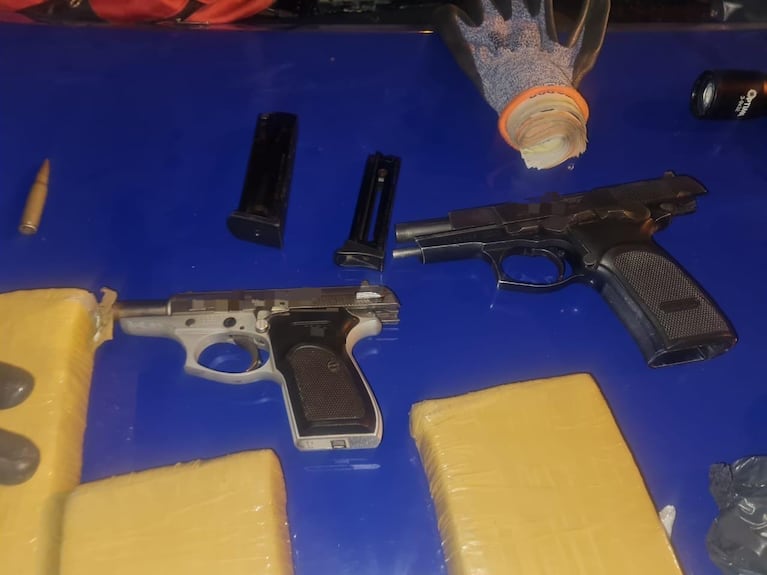 Lo quisieron controlar, huyó y abandonó un bolso con armas y más de 3 kilos de droga