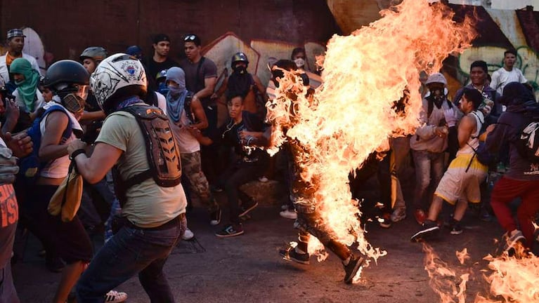 Lo rociaron con combustible y lo incendiaron. Murió dos semanas después. Foto: AFP.