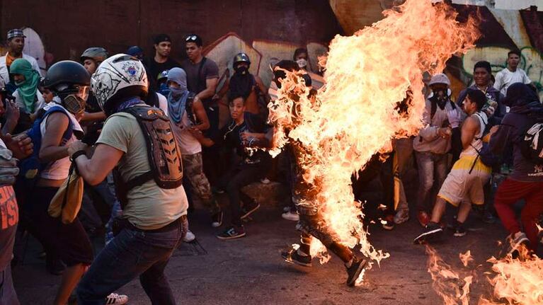 Lo rociaron con combustible y lo incendiaron. Murió dos semanas después. Foto: AFP.