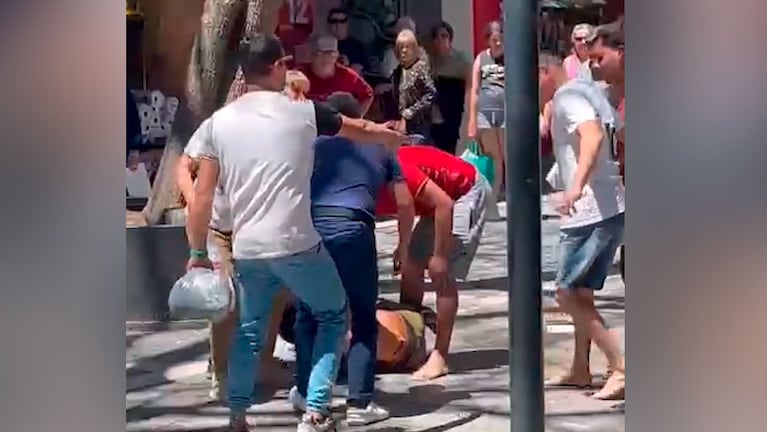 Lo rodearon y golpearon en plena peatonal de Córdoba.