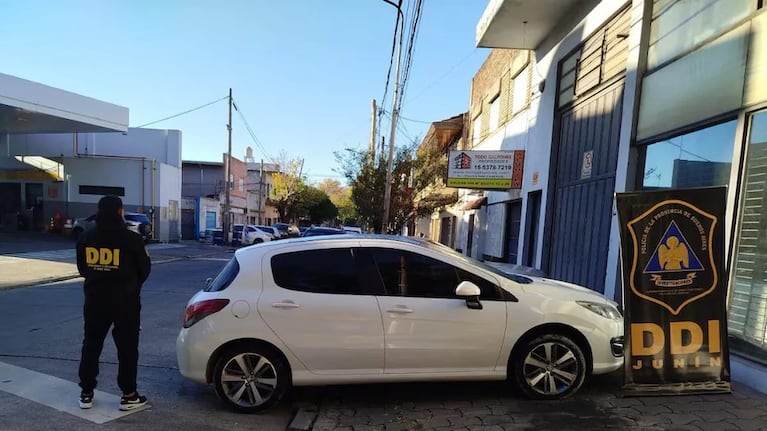 Localizaron el auto con el que escaparon los estafadores.