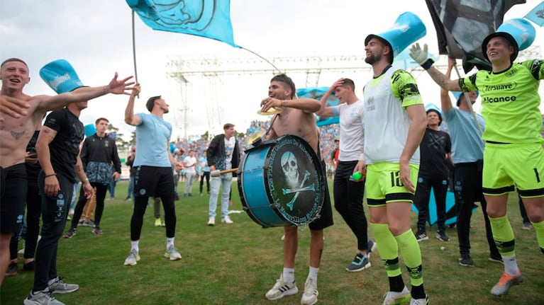 Locura pirata por el ascenso de Belgrano. Foto: Lucio Casalla/El Doce.