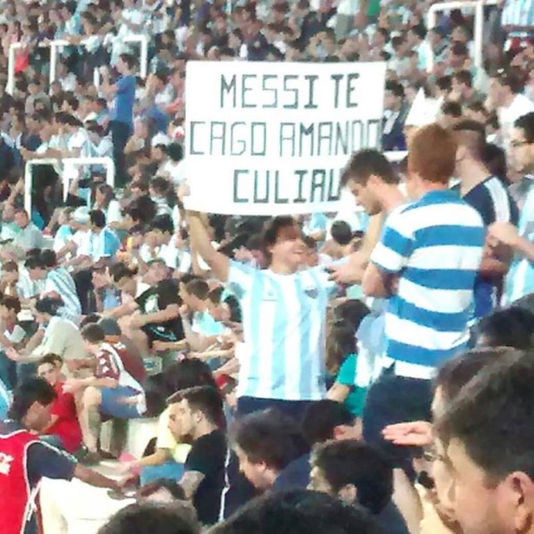 Locura por Messi: ¡ah bueno, un cartel "Cordobé"!