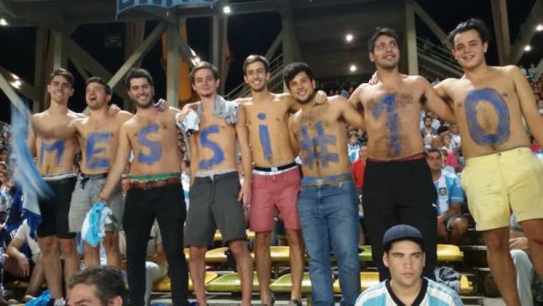 Locura por Messi: ¡ah bueno, un cartel "Cordobé"!