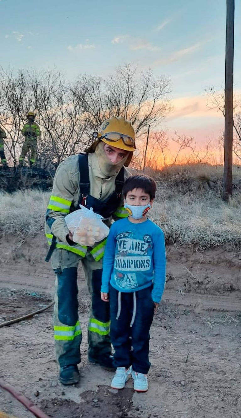 Lolo, el nene que usó sus ahorros para los bomberos: “Tenía lo del Ratón Pérez y les compré criollitos”