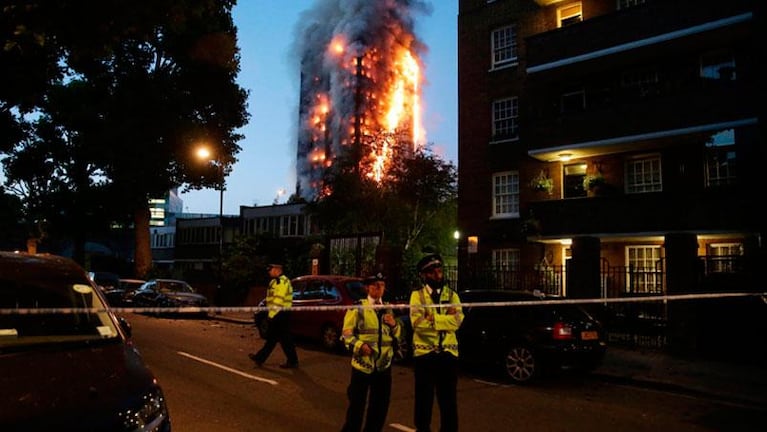 Londres: al menos 17 muertos tras el incendio en un edificio