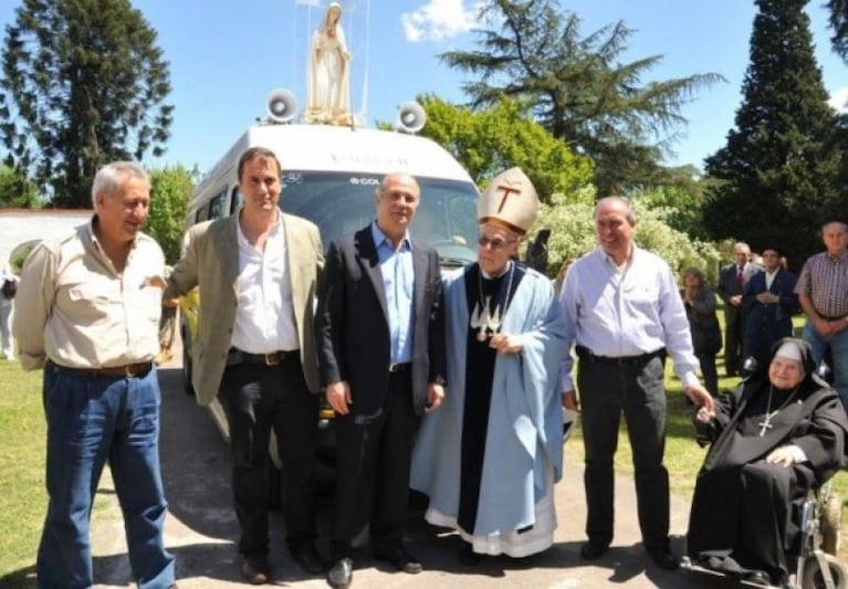 "López tiró bolsos, saltó el portón y entró al convento"