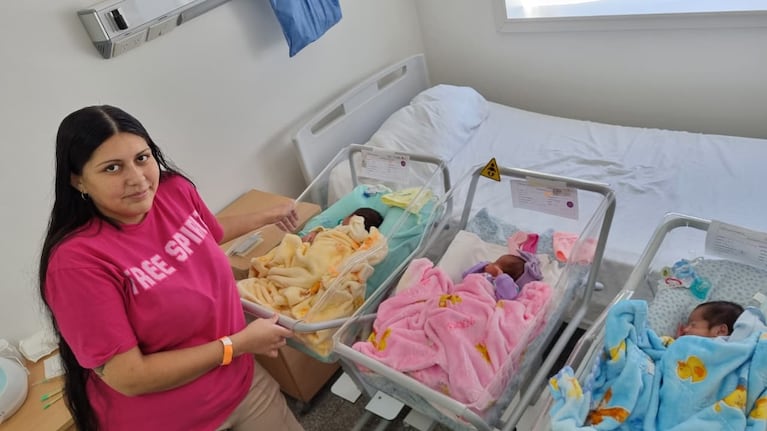 Lorena junto a Emir, Elías y Emily. Foto: Fredy Bustos / ElDoce.