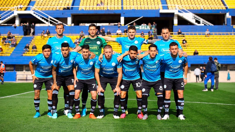 Los 11 titulares de Belgrano en la cancha de Atlanta. (Foto: Prensa Belgrano)