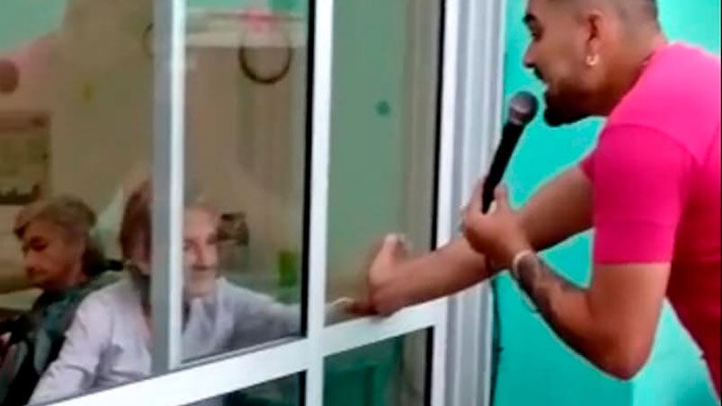 Los abuelos, emocionados con la visita de Emiliano.