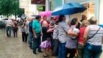 Los abuelos se mojaron en la vereda del banco. 