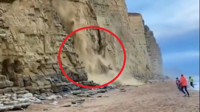 Los acantilados de esa zona son inestables y pueden derrumbarse en cualquier momento. Foto y video: The Sun