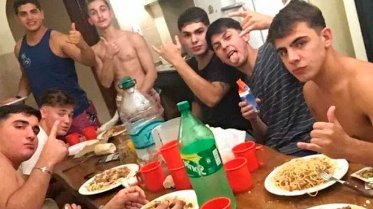 Los acusados de asesinato todavía siguen presos.