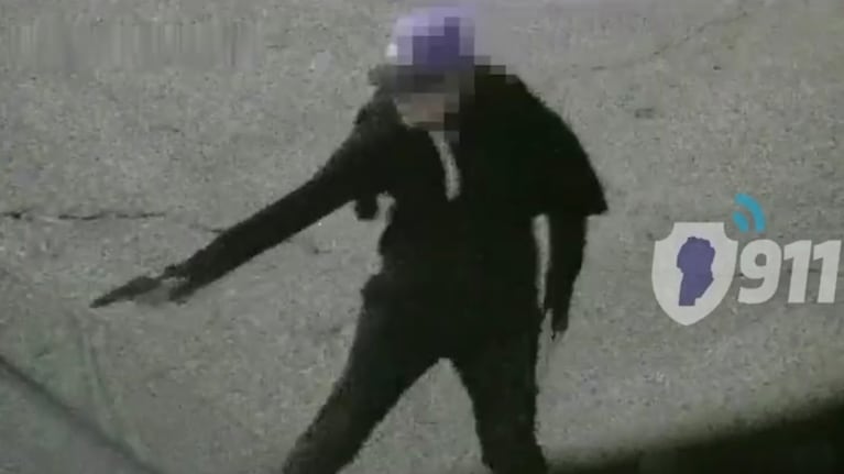 Los adolescentes exhibiendo la réplica de arma de fuego.