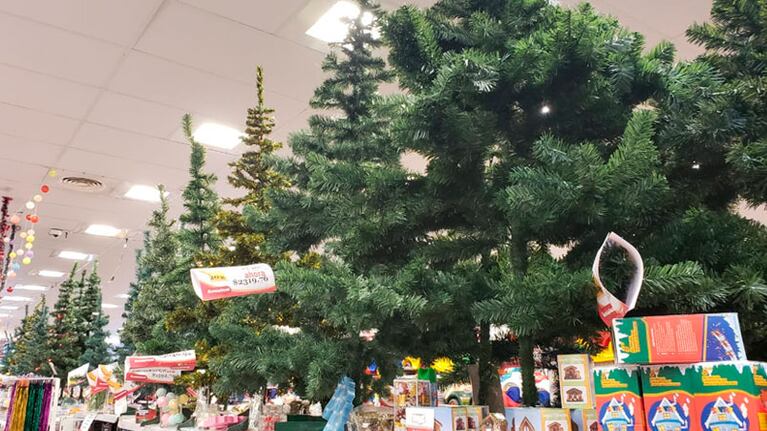 Los adornos navideños ya se exhiben en las vidrieras.