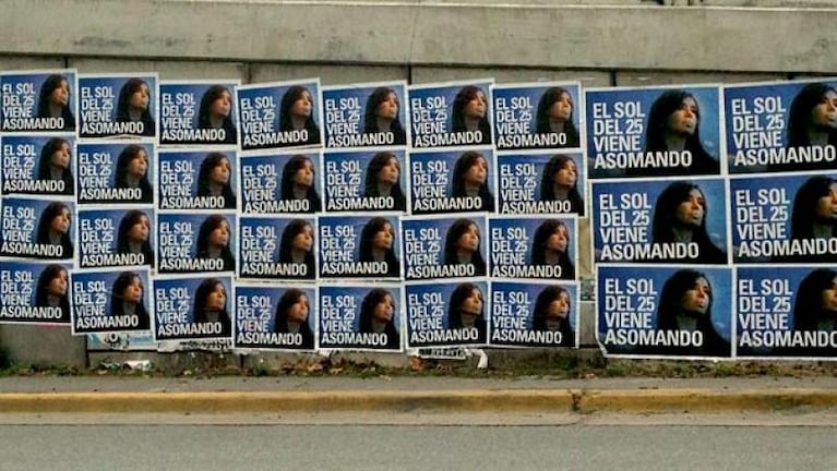 Los afiches postulando a Cristina empapelaron Buenos Aires