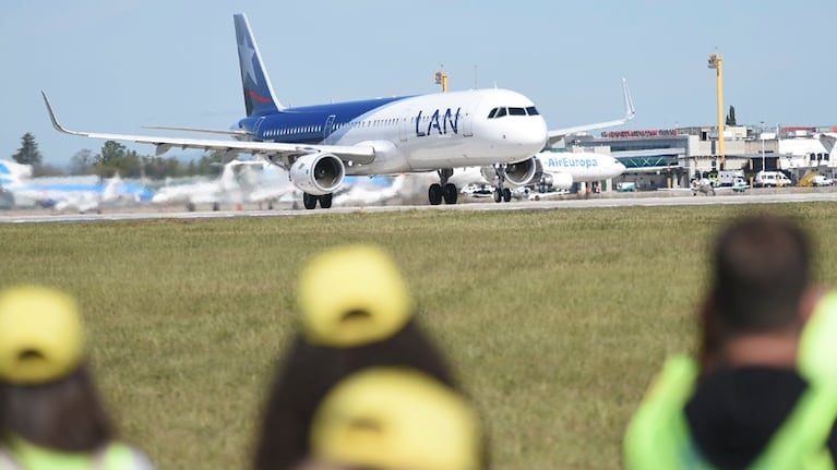 Los aficionados a los aviones tuvieron las puertas abiertas en el evento. Foto: Lucio Casalla / ElDoce.tv.