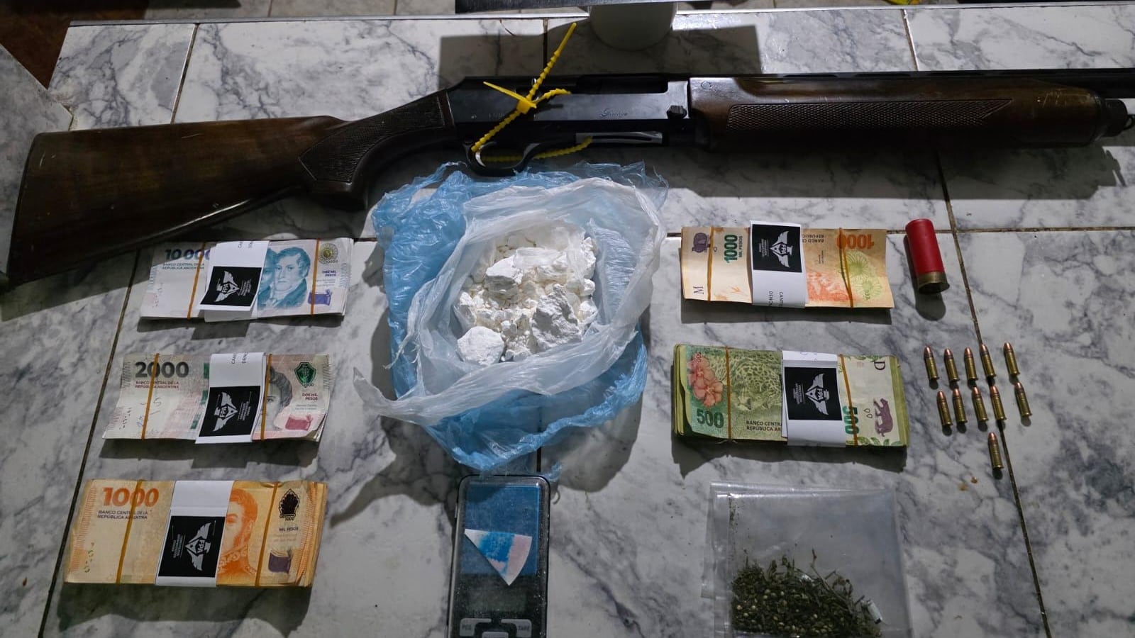 Los agentes aprehendieron a dos hombres y dos mujeres en el procedimiento.