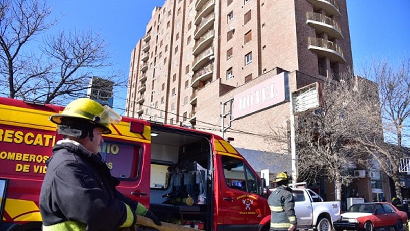 Los agentes controlaron el fuego y el contagiado no tuvo contacto con los vecinos. Foto: Villa María Vivo.