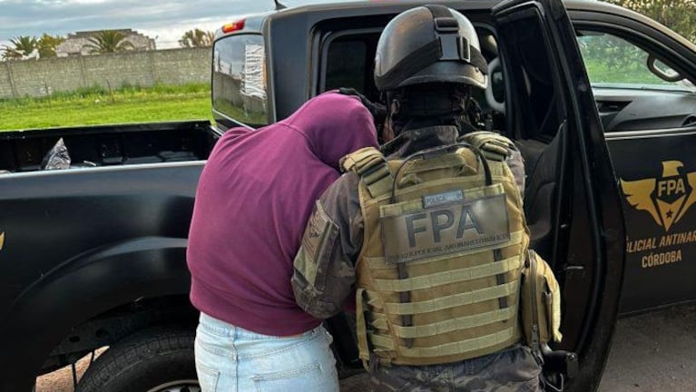 Los agentes detuvieron a dos mujeres y dos hombres en la localidad del interior.