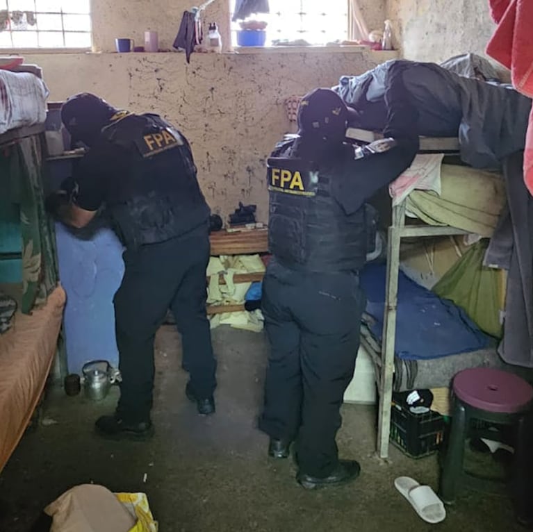 Los agentes inspeccionando una celda de la cárcel de Río Cuarto.