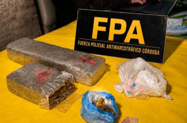 Los agentes secuestraron más de 3 mil dosis de drogas.